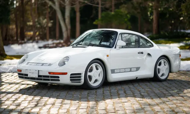 Weißer Porsche 959 S auf Kopfsteinpflaster. Ein Klassiker, dessen 959 Porsche Preis Kenner begeistert.