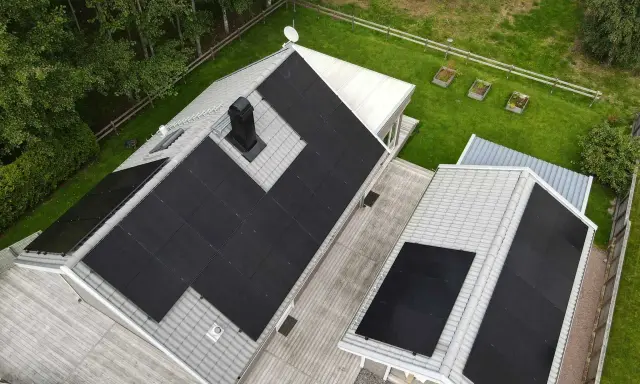 Tak med solpaneler. Kan vara en orsak till blackout om de inte fungerar korrekt.