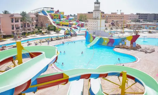 Kolorowy aquapark Parrotel Aqua Park Resort z basenami, zjeżdżalniami i statkiem pirackim.