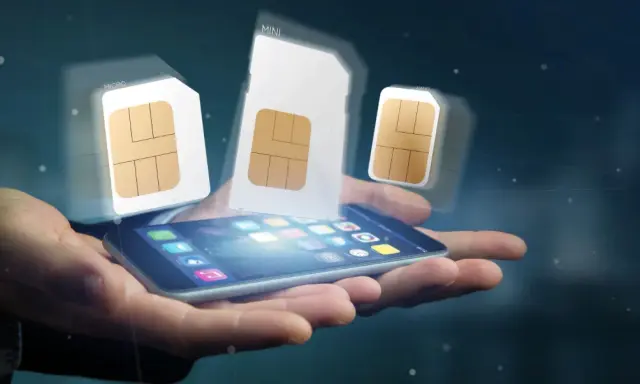 Dłoń trzyma smartfon, nad którym unoszą się karty SIM. Dowiedz się, jak zarejestrować kartę SIM Plus.
