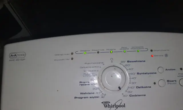 Czerwona lampka "Serwis" na pralce Whirlpool AWE 4516/P oznacza awarię. Warto sprawdzić instrukcję, co oznacza serwis w pralce Whirlpool.