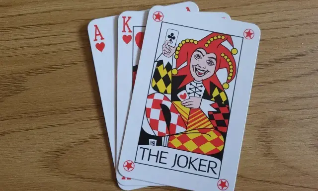 Karty do gry: As i Król kier, a także karta Joker. Idealne do gry w 66.