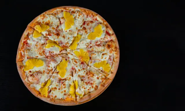 Pizza hawajska: Kto ją stworzył i dlaczego budzi tyle emocji?