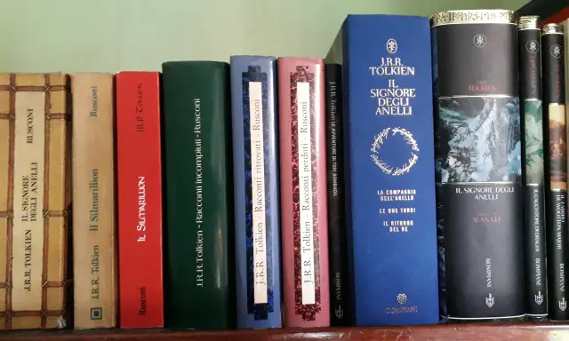 Una collezione di altri libri dall'autore di Il Signore degli Anelli, tra cui Il Silmarillion e vari racconti.