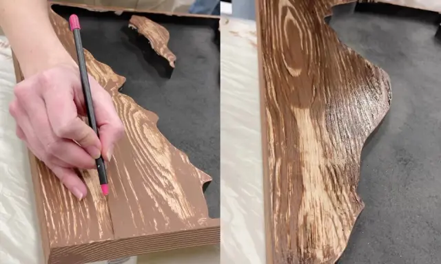 Mano detallando un diseño para pintar efecto madera sobre una superficie.