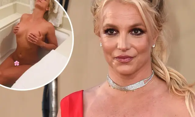 Britney Spears naken i badkar, med en blomma som täcker hennes intima delar. Bredvid syns hennes ansikte i närbild.