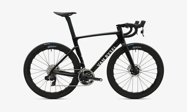 Schwarzes Van Rysel Rennrad mit Zipp Laufrädern, bereit für die Tour de France. Aerodynamisch und leicht.