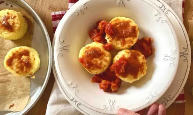 Gnocchi alla romana dorati e gustosi, serviti con un sugo di pomodoro saporito.