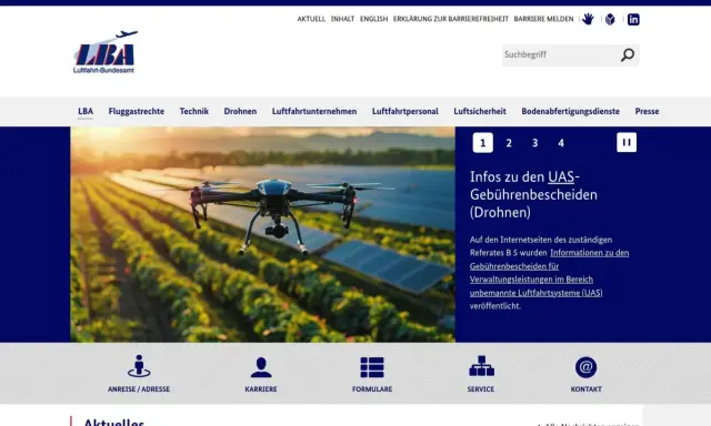 Drohne über Solarpanel-Feld, LBA-Logo. Infos zu UAS-Gebührenbescheiden (Drohnen) auf der Webseite des Luftfahrt-Bundesamtes.