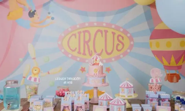 Una fiesta temática de circo para niños con pastel, globos y dulces.