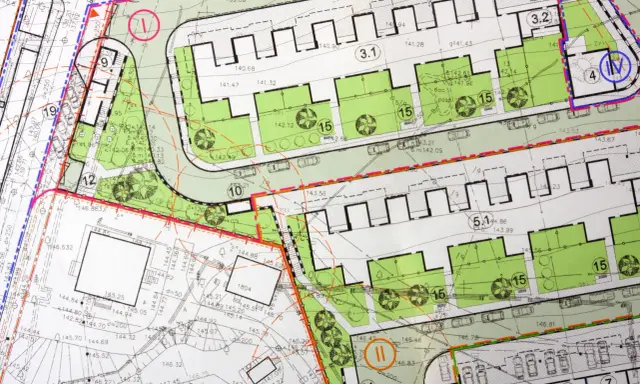 Plan zagospodarowania terenu z zaznaczonymi strefami zabudowy, zielenią, drogami i parkingami. Widoczne numery działek i oznaczenia budynków.