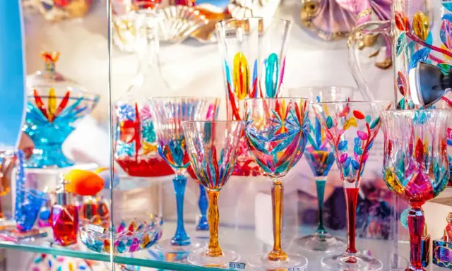 Verrerie colorée et artisanale, un aperçu du musée du verre Murano. Des coupes et verres aux motifs floraux et géométriques éclatants.