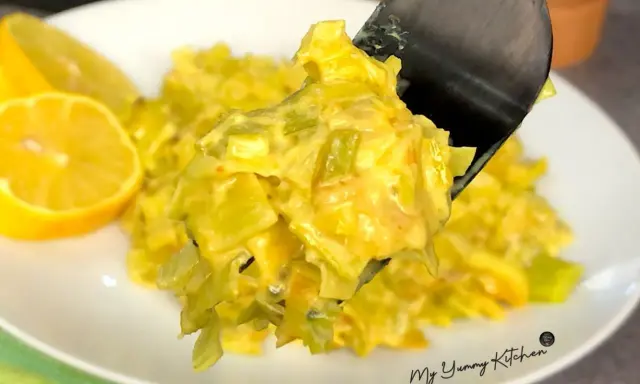 Délicieuse recette avec poireaux crémeux, servie avec des quartiers de citron. Un plat réconfortant et plein de saveurs.