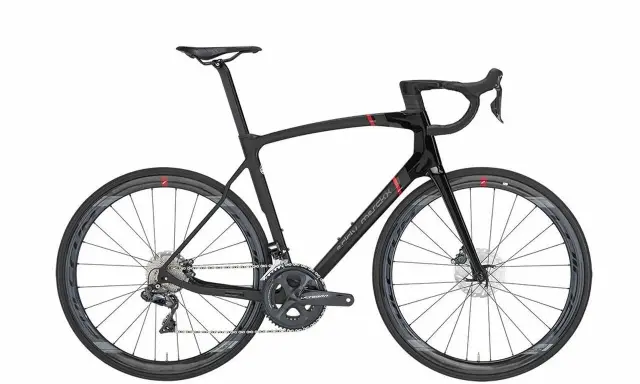 Czarny rower szosowy Eddy Merckx z karbonową ramą i kołami. Idealny do szybkich wyścigów i długich tras.