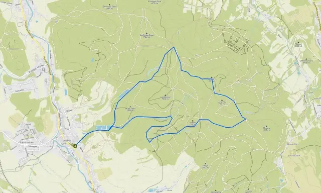 Mapa szlaku turystycznego z zaznaczonymi szczytami, takimi jak Jaworek (781 m) i Jagodziniec (702 m), oraz licznymi dołami i zbiornikami wodnymi.