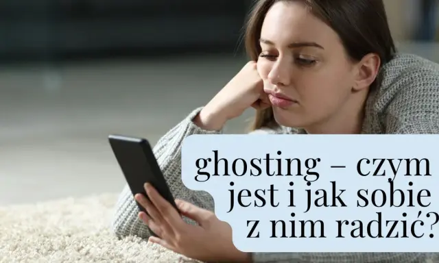 Smutna dziewczyna z telefonem, doświadczająca ghostingu w przyjaźni. Jak sobie z tym radzić?