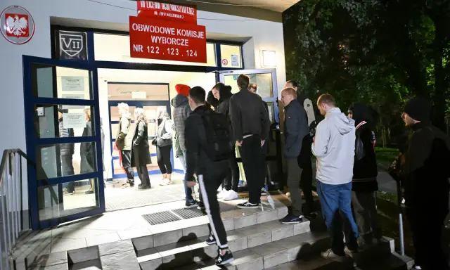 Ludzie czekają przed lokalem wyborczym. Czy to już czas na wybory samorządowe 2028?