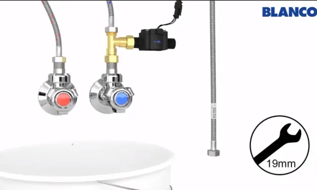 Anschluss eines Wasserhahns an einen Boiler: Flexschläuche, ein T-Stück mit Magnetventil und ein 19mm-Schlüssel sind zu sehen.