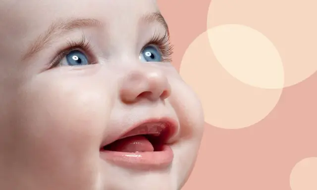 Uśmiechnięta buzia niemowlaka, jak widzi 3 miesięczne dziecko, z niebieskimi oczami i otwartymi ustami, na tle pastelowych kół.