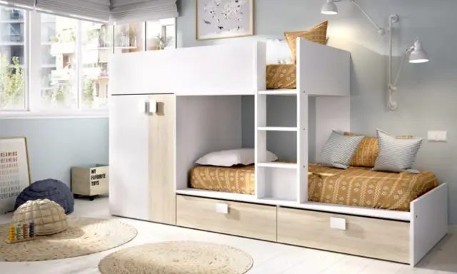Ideas dormitorios: litera blanca y madera con cajones, cojines y alfombras circulares.