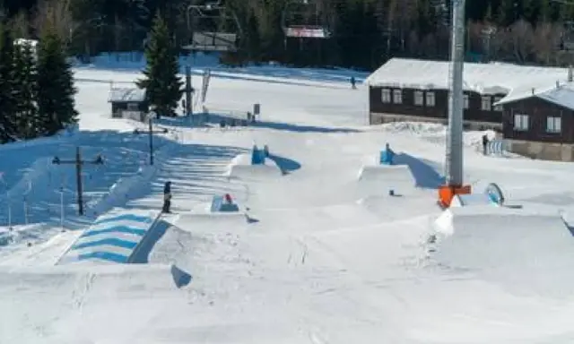 Śnieżny park z przeszkodami i rampami w Szpindlerowym Młynie.