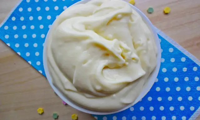 Puszysty krem budyniowy ze śmietaną 30, idealny do deserów. Wygląda pysznie!