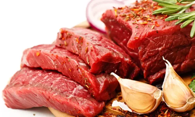 Surowe steki wołowe, czosnek, cebula i rozmaryn – idealne składniki na dietę Atkinsa.
