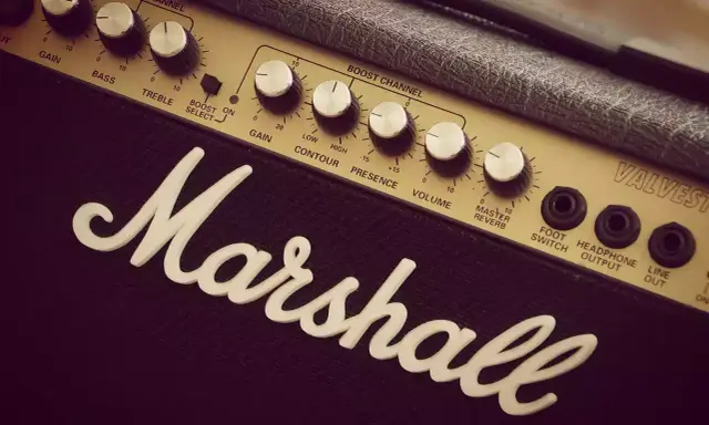 Gros plan sur un ampli guitare Marshall, avec ses potentiomètres Gain, Bass, Treble, Contour, Presence, Volume et Reverb. Idéal pour savoir quel ampli guitare choisir.