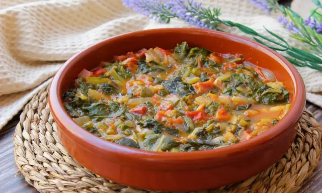 Guiso casero de acelgas con tomate y pimientos, ideal para recetas con acelgas saludables y deliciosas.