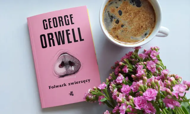 Folwark zwierzęcy: Czy Orwell przewidział XXI wiek? Analiza