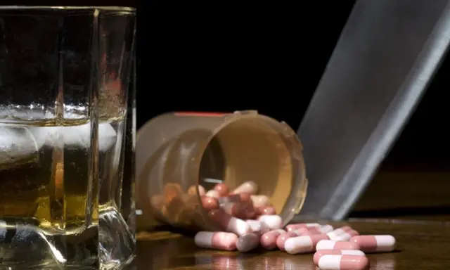Szklanka z alkoholem, rozsypane antydepresanty i nóż. Niebezpieczne połączenie.