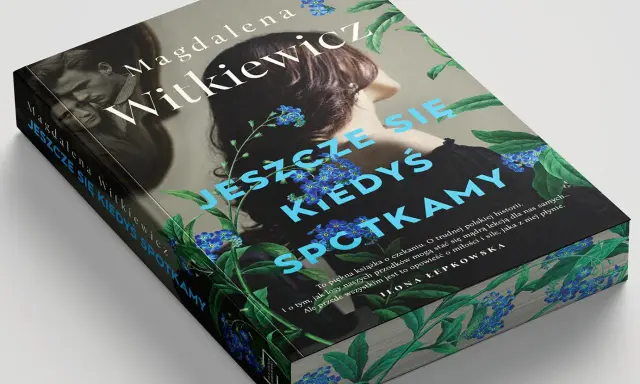Okładka książki "Jeszcze się kiedyś spotkamy" Magdaleny Witkiewicz. W tle para, na pierwszym planie kwiaty niezapominajki.