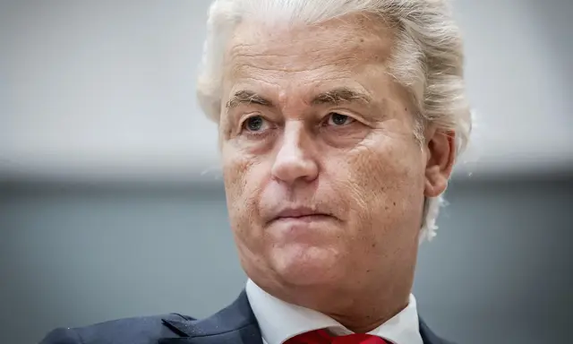 Geert Wilders, met zijn kenmerkende witte haar, kijkt peinzend. De hoop op een nieuw kabinet, een 'Wilders kabinet', hangt in de lucht.