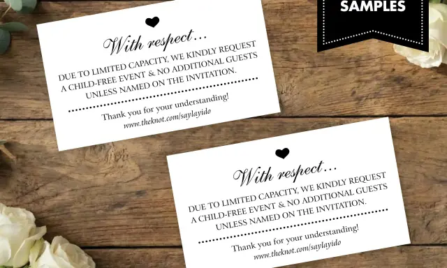 Dwie karty z tekstem "With respect..." informujące o zaproszeniu na ślub bez wesela, z prośbą o brak dodatkowych gości.