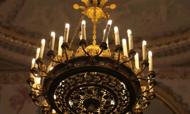 Magnifique lustre en bronze, orné de motifs floraux complexes. Un guide pour comment estimer un lustre en bronze.