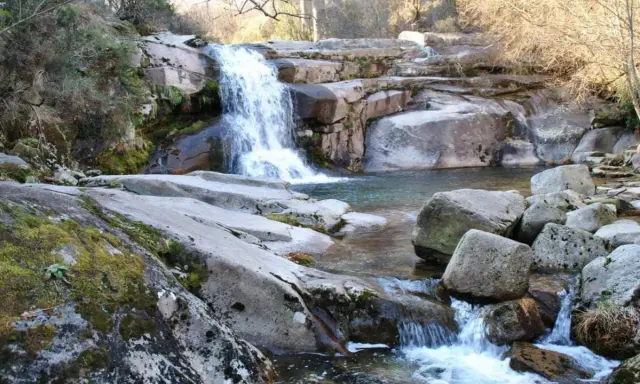 Cascada natural en Ourense, un rincón idílico para disfrutar de las termas y la naturaleza.