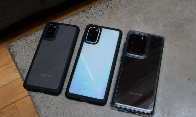 Trzy telefony Samsung Galaxy S20 w różnych etui: czarnym, białym i przezroczystym.