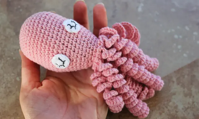 Pulpo rosa tejido a mano, ideal para bebés. Busca patrones ganchillo bebé gratis para crear el tuyo.
