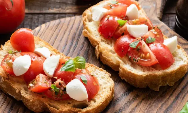 Bruschettas con tomate fresco, mozzarella y albahaca, un clásico de las recetas con aceite de oliva.