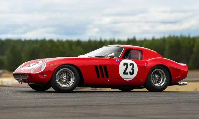 Roter Ferrari 250 GTO mit Startnummer 23. Der Neupreis war damals ein Bruchteil des heutigen Wertes.