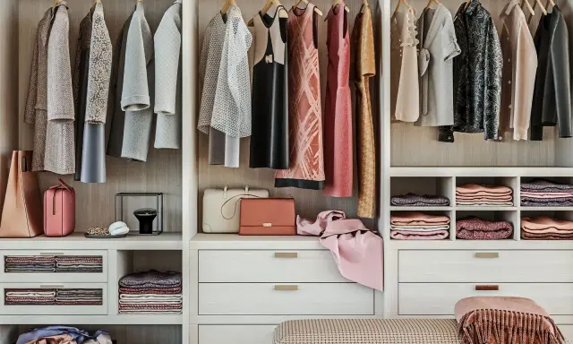 Ordentliche Kleiderstange mit Kleidern, Taschen und gefalteten Textilien. Eine Inspiration für dein eigenes Kleiderschrank basteln vorlage.