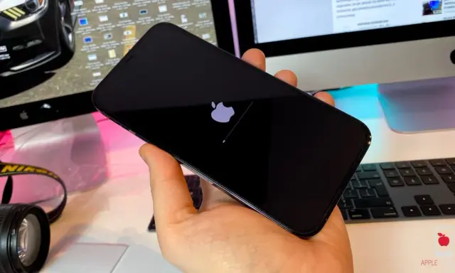 iPhone nie włącza się, tylko jabłko. Telefon zawiesił się na logo Apple.