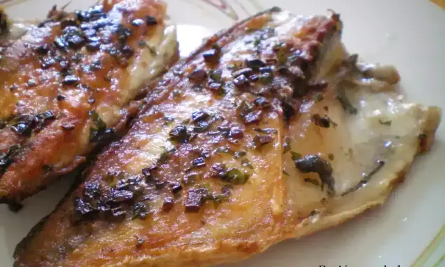 Dorada a la plancha con hierbas, crujiente y jugosa, lista para disfrutar.