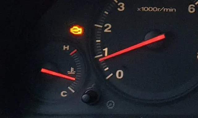 Check engine: Miga czy świeci? Co robić, by uniknąć paniki?