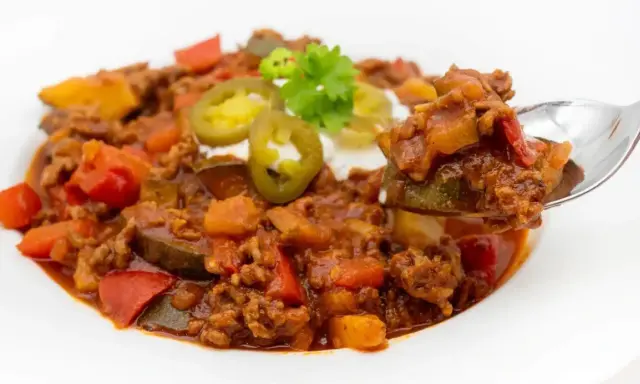 Herzhaftes Chili mit Hackfleisch, Zucchini, Paprika und Jalapeños. Perfekt für **volume eating** und eine sättigende Mahlzeit.