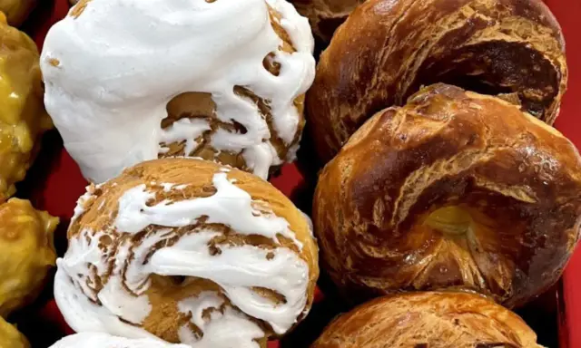 Rosquillas tontas y listas: unas cubiertas de merengue blanco, otras doradas y brillantes.