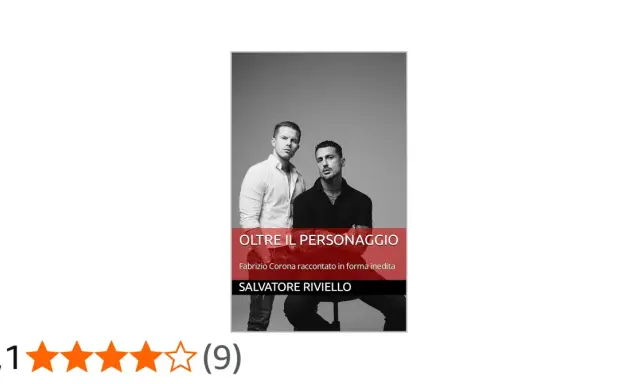 Copertina di "Oltre il Personaggio", un libro su Fabrizio Corona, con due uomini. Valutazione 4,1 stelle.