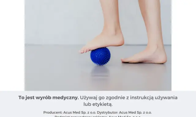 Niebieska piłka sensoryczna do rehabilitacji stóp.