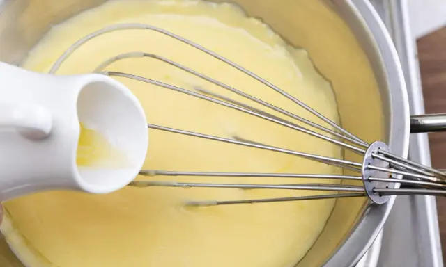 Préparation d'une sauce hollandaise sans beurre, une touche légère et onctueuse pour vos plats.
