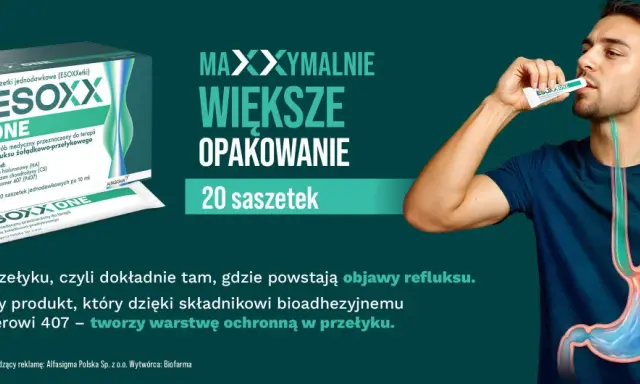 Esoxx One, zamiennik na refluks, w saszetkach. Mężczyzna przyjmuje produkt, który tworzy ochronną warstwę w przełyku.
